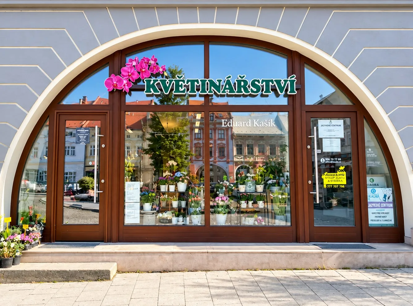 Výloha květinářství Květiny Kašík na náměstí ve Valašském Meziříčí